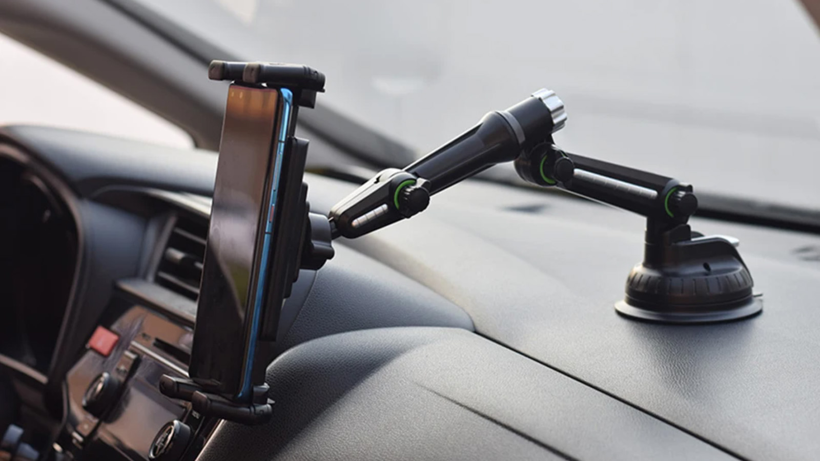 Suport telefon auto universal cu ventuza